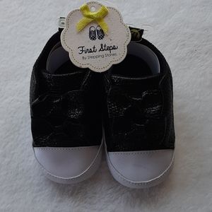 NWT First Steps Size 4 Black & White Shoes